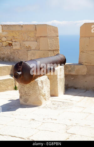 Il vecchio cannone in Santa Barbara fortezza, Alicante, Spagna Foto Stock
