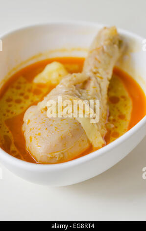 Giallo asiatici pollo e curry nella ciotola bianco ( Massaman ) Foto Stock