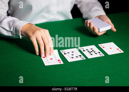 Holdem concessionario con carte da gioco Foto Stock