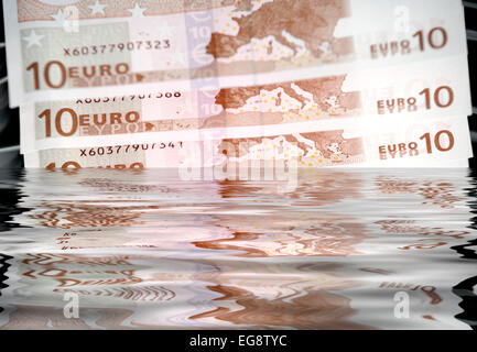 10 le banconote in euro di cadere in un creata digitalmente la piscina di acqua Foto Stock