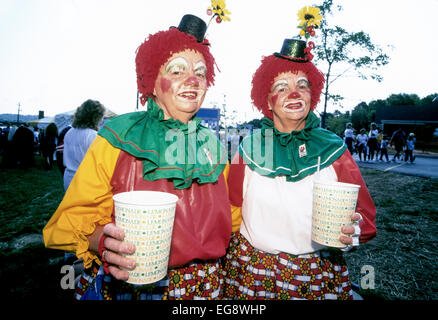 TWINSBURG, OH - 1 agosto: Set di gemelli raccogliere insieme al Gemelli Days Festival in Twinsburg, Ohio il 1 agosto 1997. Foto Stock