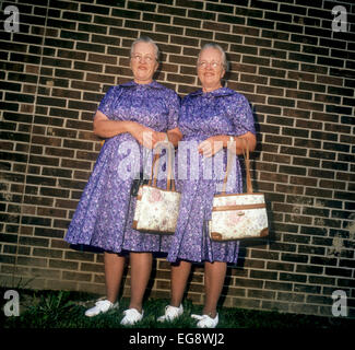 TWINSBURG, OH - 1 agosto: Set di gemelli raccogliere insieme al Gemelli Days Festival in Twinsburg, Ohio il 1 agosto 1997. Foto Stock