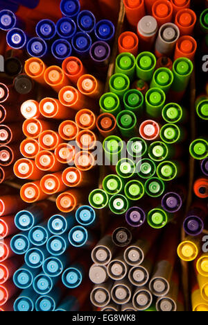 Scatola di penne colorate in aula scolastica, Surrey, Regno Unito. Foto Stock