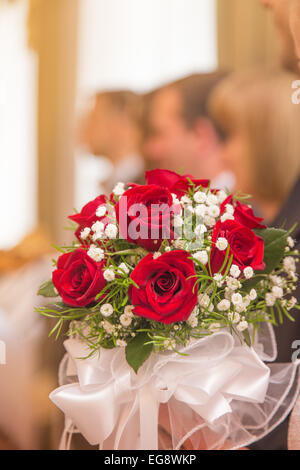 Matrimonio sposa sposo bouquet rose Foto Stock