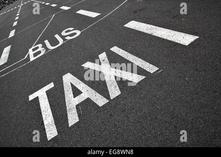 La segnaletica stradale su asfalto nero di carreggiata Foto Stock