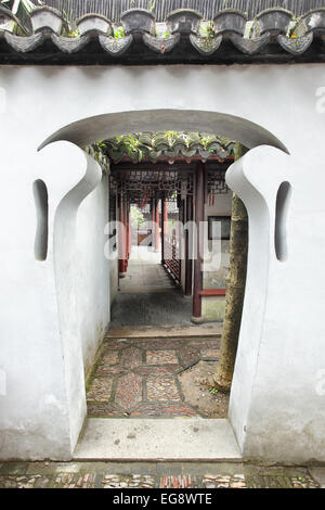 Porta inusuale in un antico Giardino Yu Yuan a Shanghai in Cina Foto Stock