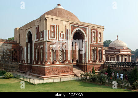 L Imam Zamim Tomba di Qutub Minar sito archeologico, New Delhi, India Foto Stock