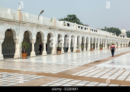 Uomo che cammina da archi, Gurudwara (tempio sikh) Bangla Sahib, New Delhi, India Foto Stock