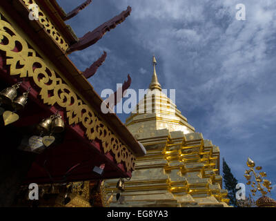 Golden Stuppa al tempio Doi Suthep, Chiang Mai, Thailandia Foto Stock