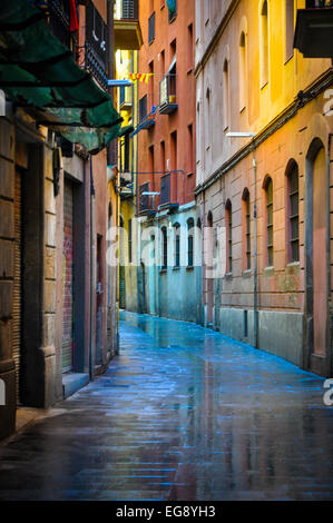 Vicolo colorati in Barcellona Spagna dal quartiere Gotico Foto Stock