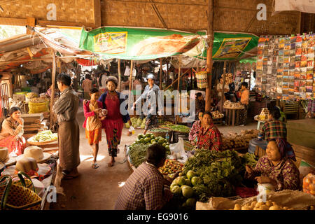 Scena in un villaggio coperto mercato alimentare, Nyaung U village, Bagan, Myanmar ( Birmania ), Asia Foto Stock