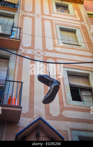 Barcellona Spagna scarpe appeso dal filo vecchio Quartiere Gotico Foto Stock