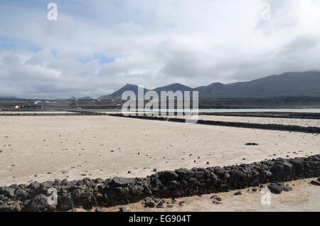 Le Salines vicino selvatici unici spiaggia nera "Playa Janubio' in Lanzarote Foto Stock