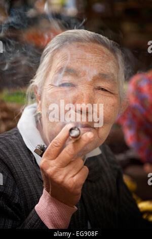 Donna birmano di fumare un sigaro, Nyaung U village, Bagan, Myanmar ( Birmania ), Asia Foto Stock