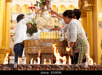 Popolo birmano che offre a un santuario buddista, Shwedagon pagoda Yangon, Myanmar ( Birmania ), Asia Foto Stock