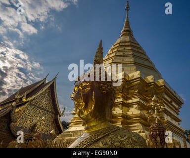 Statue di Buddha a tempio Doi Suthep in Chiang Mai Thailandia Foto Stock