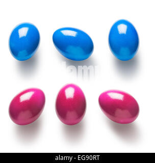 Blu e rosa dipinto di uova di pasqua raccolta isolati su sfondo bianco Foto Stock