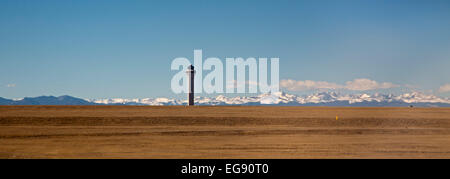 Denver, Colorado - La torre di controllo dell'Aeroporto Internazionale di Denver, con le cime innevate delle Montagne Rocciose in lontananza. Foto Stock