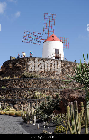 Fotografia del mulino a vento a Cesare Manriques Jardin de Cactus in Guatziza Lanzarote Foto Stock