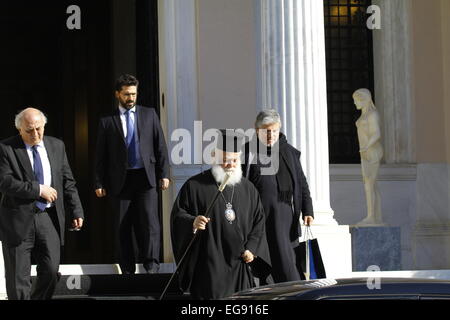 Atene, Grecia. Il 19 febbraio, 2015. Il patriarca Teodoro II di Alessandria (secondo da destra) lascia il Maximos Mansion dopo la visita di Alexis Tsipras. Il Papa e il Patriarca di Alessandria e di tutta l Africa, Teodoro II, dalla Chiesa greco-ortodossa di Alessandria, ha visitato il Primo Ministro greco Alexis Tsipras nei suoi uffici in Atene. Credito: Michael Debets/Pacific Press/Alamy Live News Foto Stock