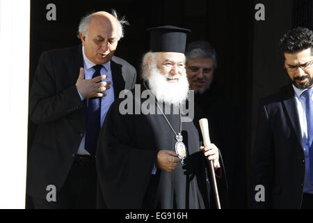 Atene, Grecia. Il 19 febbraio, 2015. Il patriarca Teodoro II di Alessandria (centro) lascia il Maximos Mansion dopo la visita di Alexis Tsipras. Il Papa e il Patriarca di Alessandria e di tutta l Africa, Teodoro II, dalla Chiesa greco-ortodossa di Alessandria, ha visitato il Primo Ministro greco Alexis Tsipras nei suoi uffici in Atene. Credito: Michael Debets/Pacific Press/Alamy Live News Foto Stock