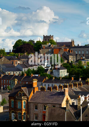 Vista su tutta la città di Armagh Irlanda del Nord Regno Unito verso St Patrick Chiesa di Irlanda cattedrale risalente al 445 D.C. Foto Stock