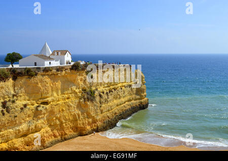 La Cappella di Nossa Senhora da Rocha sulla cima delle scogliere spettacolari su Nova Beach in Portogallo Foto Stock