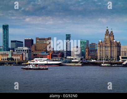 Vista sul fiume Mersey verso la città di Liverpool Waterfront con skyline e Royal Iris Ferry England Regno Unito Foto Stock
