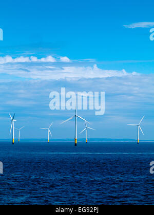 Le turbine eoliche a Burbo Bank Offshore Wind Farm in Liverpool Bay nel Mare d'Irlanda Regno Unito che si è aperto in 2007 con 25 turbine Foto Stock