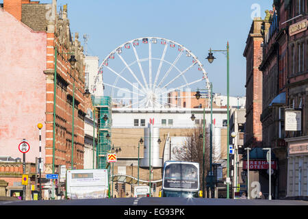 Carrington Street, Nottingham, Inghilterra, Regno Unito, con la ruota di Nottingham aka Nottingham occhio nella distanza. Foto Stock