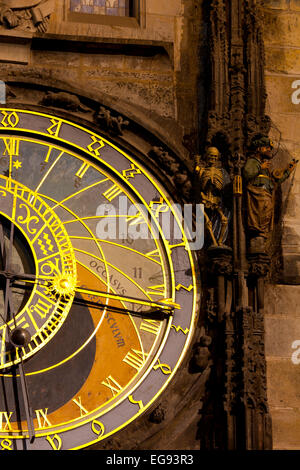 Orologio astronomico sul Municipio, la Piazza della Città Vecchia di Praga, Repubblica Ceca Foto Stock