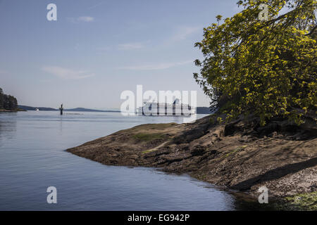 Il traghetto passa attraverso il canale nelle isole del golfo vicino a Vancouver, BC. Foto Stock