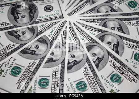 Un centinaio di 100 dollari US fatture sparsi in un cerchio Foto Stock