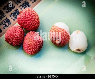 Litchi frutto su una piastra Foto Stock