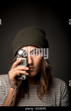 Fotografo femmina/modello con misuratore di luce Foto Stock