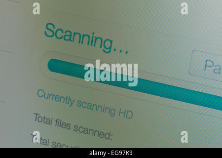 Anti Virus scanning messaggio su display a cristalli liquidi dello schermo del computer Foto Stock