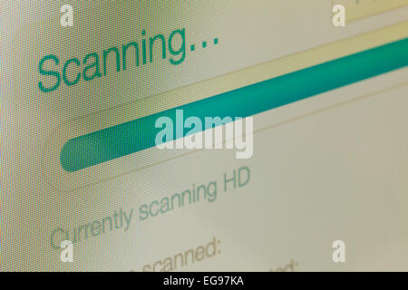 Anti Virus scanning messaggio su display a cristalli liquidi dello schermo del computer Foto Stock
