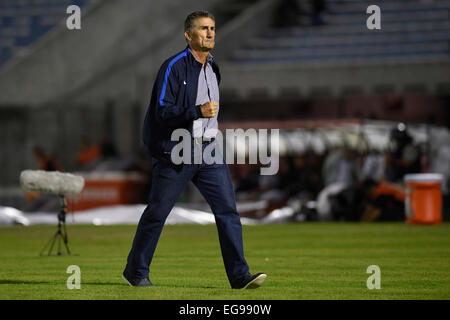 Montevideo, Uruguay. 19 Feb, 2015. Head coach di San Lorenzo del Edgardo Bauza di Argentina celebra dopo la partita di Coppa Libertadores contro il Danubio è Uruguay presso lo Stadio del Centenario di Montevideo, capitale dell'Uruguay, nel febbraio 19, 2015. Credito: Nicolas Celaya/Xinhua/Alamy Live News Foto Stock