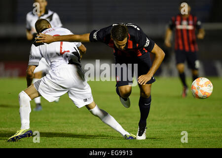 Montevideo, Uruguay. 19 Feb, 2015. Danubio's Agustin Pena (L) dell'Uruguay il sistema VIES per la palla con il San Lorenzo del Emanuel Mas dell Argentina durante la partita di Coppa Libertadores, presso lo Stadio del Centenario di Montevideo, capitale dell'Uruguay, nel febbraio 19, 2015. Credito: Nicolas Celaya/Xinhua/Alamy Live News Foto Stock