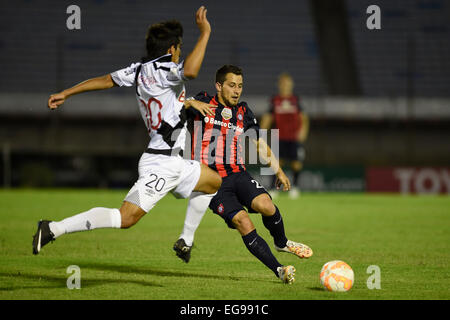 Montevideo, Uruguay. 19 Feb, 2015. Danubio di Hamilton Pereira (L) dell'Uruguay il sistema VIES per la palla con il San Lorenzo di Sebastian Blanco di Argentina durante la partita di Coppa Libertadores, presso lo Stadio del Centenario di Montevideo, capitale dell'Uruguay, nel febbraio 19, 2015. Credito: Nicolas Celaya/Xinhua/Alamy Live News Foto Stock