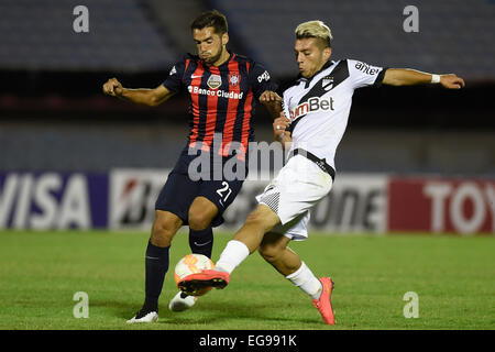 Montevideo, Uruguay. 19 Feb, 2015. Danubio di Ignacio Gonzalez (R) dell'Uruguay il sistema VIES per la palla con il San Lorenzo del Emanuel Mas dell Argentina durante la partita di Coppa Libertadores, presso lo Stadio del Centenario di Montevideo, capitale dell'Uruguay, nel febbraio 19, 2015. Credito: Nicolas Celaya/Xinhua/Alamy Live News Foto Stock