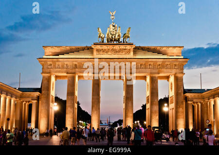 Berlino, Germania - Giugno 8, 2013: turisti nella porta di Brandeburgo e Pariser Platz a Berlino, Germania. Named Brandenburger Tor, Foto Stock