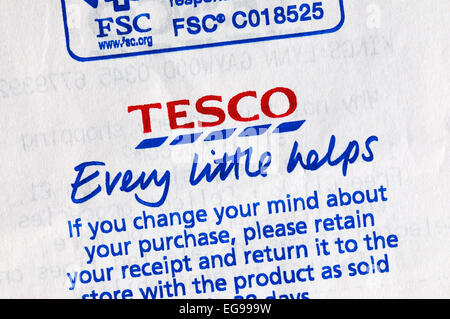 Close-up di Tesco ogni piccolo consente di slogan stampati sul retro di uno scontrino fiscale. Foto Stock