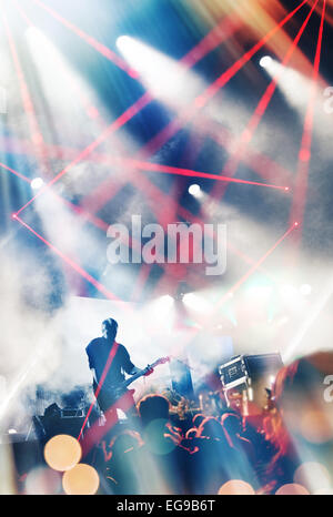 Concerto rock stadio. Il chitarrista giocando sulla chitarra elettrica. Foto Stock