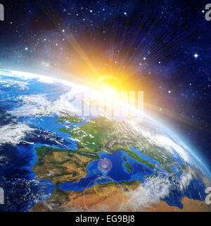 Alba sopra la terra. Vista immaginaria del pianeta terra nello spazio esterno con RISING SUN. Gli elementi di questa immagine fornita dalla NASA Foto Stock