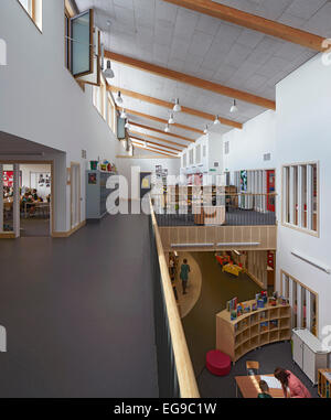 Wilkinson scuola primaria, Wolverhampton, Regno Unito. Architetto: Architype Limited, 2014. Vista del primo e il piano terra con Foto Stock