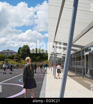 Wilkinson scuola primaria, Wolverhampton, Regno Unito. Architetto: Architype Limited, 2014. Il baldacchino area all'aperto con schoolya Foto Stock