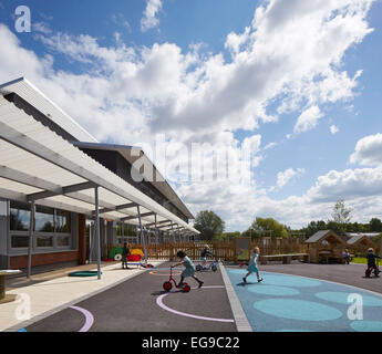 Wilkinson scuola primaria, Wolverhampton, Regno Unito. Architetto: Architype Limited, 2014. Il baldacchino area all'aperto con schoolya Foto Stock