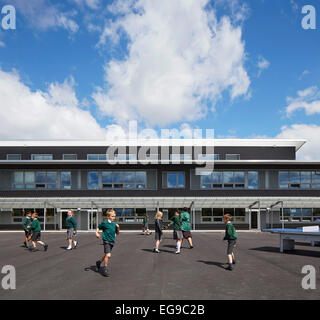 Wilkinson scuola primaria, Wolverhampton, Regno Unito. Architetto: Architype Limited, 2014. Schoolyard e vista parziale del buil Foto Stock