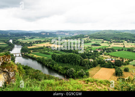 Domme un comune nel dipartimento di Dordogna in Aquitaine nella parte sud-ovest della Francia. Il fiume Dordogna. Foto Stock